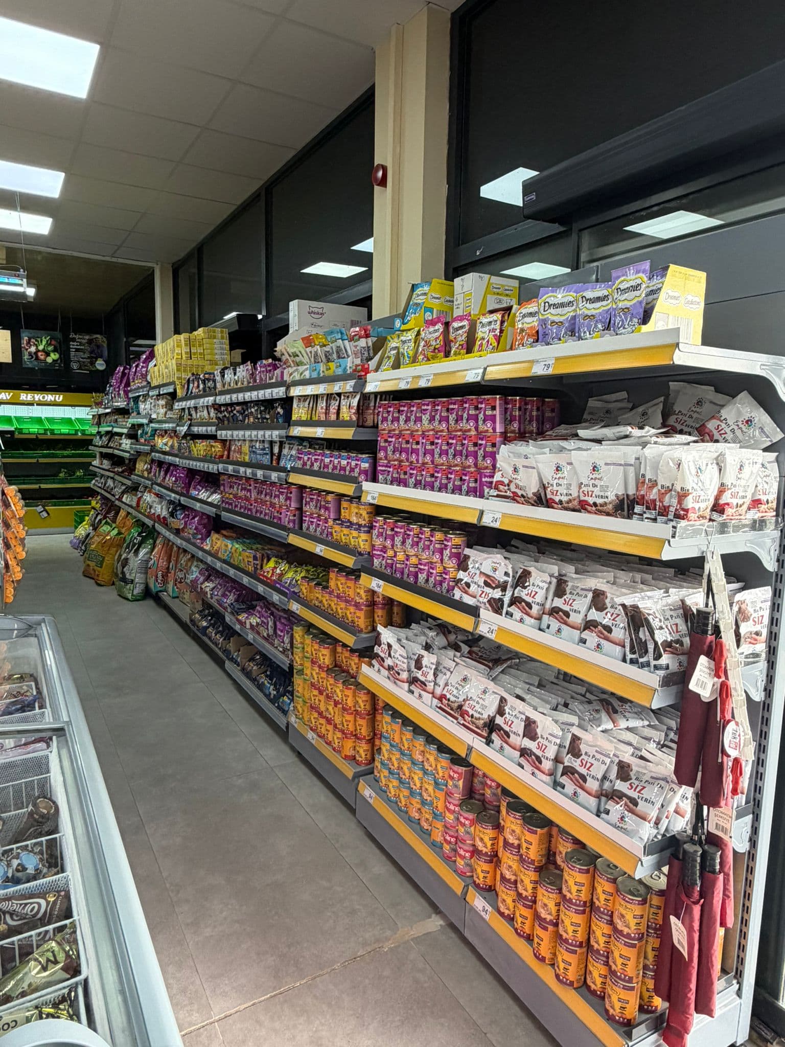 Evcil hayvan maması reyonu — Markam Alışveriş · Yeşiltepe CarrefourSA