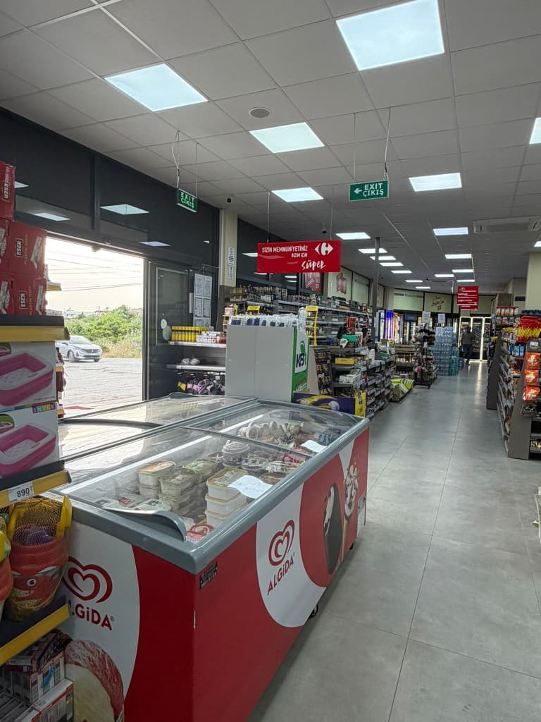 Yeşiltepe CarrefourSA mağaza — CarrefourSA tabelası ve giriş, Didim Ak-Yeniköy